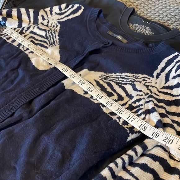 Vintage late 80’s/early 90’s navy blue zebra button up cardigan sweater - Picture 6 of 8
